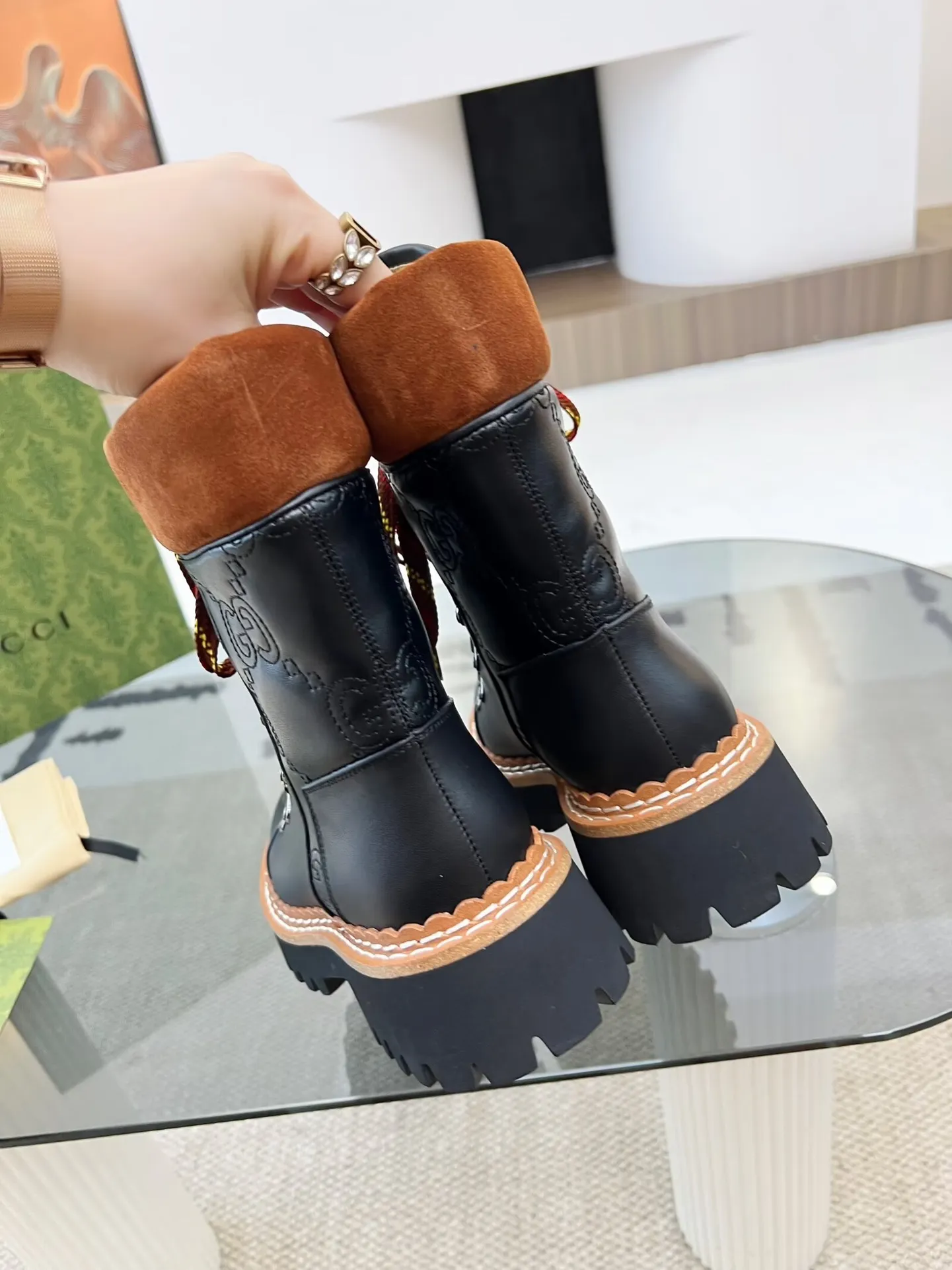 👟👟Ex-factory price 660👟👟 Autumn and winter GUCCI 8-inch ankle boots original model opening✅Double G electric embroidered toe cap Colored shoelaces, full of high-end feel [strong] Fabric: cowhide🐂, matte open edge beads Inner/foot pads: high-end apricot cowhide TPU outsole Heel height 4cm Color: black Size: 34-42 (34, 42 need to be customized) Packaging: Comes with card and cloth bag.